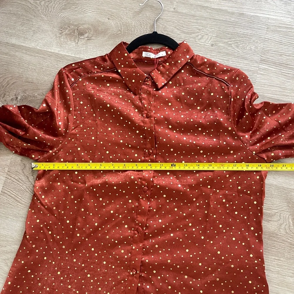 Q2 Womens Blouse Size Medium Orange Gold Polkadot Silky Top - Picture 9 of 11